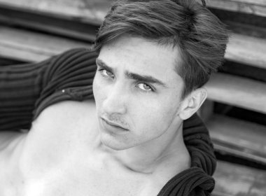 Çekici 20 yaşındaki bir adamın portresi. Seksi, muhteşem, stil sahibi adam.