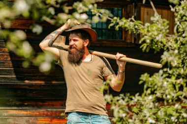 Tarlada çalışan çiftçi. Tarlalarda mahsul ekme. Bahçede çalışırken babanın portresi. Kırsalda geçirdiğimiz zamanları seviyorum.