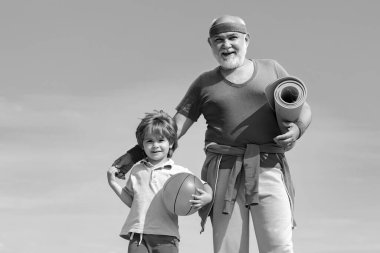 Baba oğul antrenman yapıyor. Rehabilitasyon merkezinde kıdemli adam antrenmanı. Harekete geçin. Küçük çocuklar için spor. Mutlu sevgi dolu aile