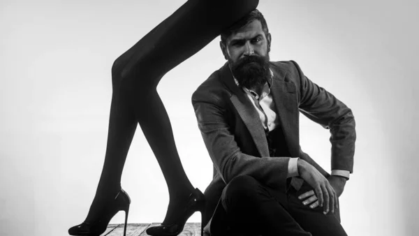 Resmi Takım Elbiseli Sakallı Adam Seksi Kadın Bacakları Ofis Aşkı — Stok fotoğraf