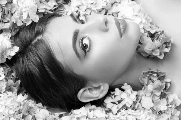 Krása Přírody Žena Ležící Květinách Jednota Přírodou Blossom Makeup Kosmetika — Stock fotografie