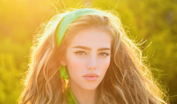 Yaz Güneş Işığı Portresi Yeşil Ceketli Bahar Kızı Mevsimlik Moda — Stok fotoğraf