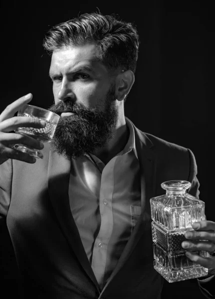 Barman Szklaną Whiskey Smutny Człowiek Depresją Patrzący Przed Kamerą Alkoholik — Zdjęcie stockowe