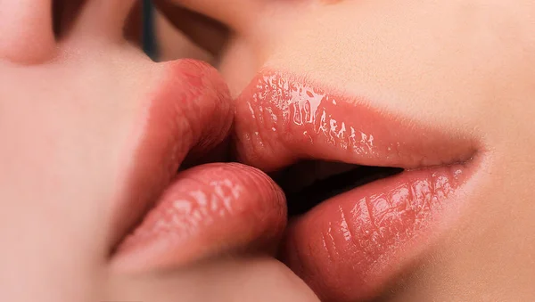 レズビアンキス レズビアンの楽しみ オーラル プレジャー 唇にキスするカップルの女の子が閉じます 官能的なタッチは 性的活動にキス 熱い前戯 リップケア 性教育だ — ストック写真
