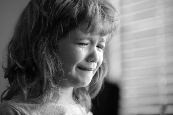 Zamknij Buźkę Płaczącego Chłopca Smutne Dziecko Łzami Domu — Zdjęcie stockowe