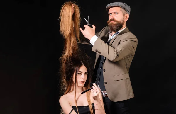 Tesoura Barbeiro Cabeleireiro Faz Penteado Uma Mulher Com Cabelo Longo — Fotografia de Stock