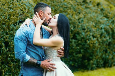 Sırlar fantezisi. Birlikte güzel bir hafta sonu geçiriyoruz. Aşık insanlar. Aşk hikayesi. Aşık bir çiftin romantik portresi. Birbirimizin arkadaşlığından zevk alıyoruz.