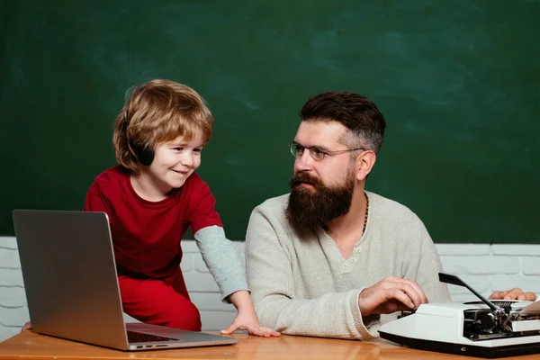 Papá Juega Con Colegial Papá Maestro Profesor Colegial Usando Laptop —  Fotos de Stock