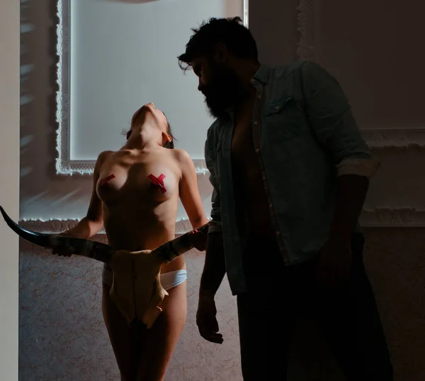 Guapo Barbudo Hombre Entrometido Sexy Chica Topless Con Pecho Desnudo — Foto de Stock