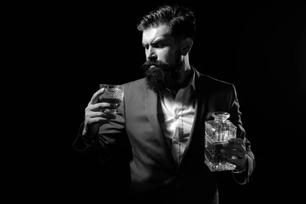 Виски Элегантный Человек Бородой Держит Стакан Бренди Бородатый Бизнесмен Элегантном — стоковое фото