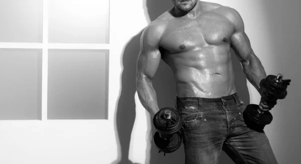 ダンベルとセクシーな男 ジーンズで素敵なAbs樹脂製の筋肉男性モデル Absまたは6パックのアスレチックマン 胸の筋肉 男性の胴 — ストック写真