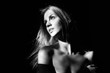 Güzel bir kadın modelin romantik portresi. Çekici, çekici görünüşlü, zarif bir model. Şehvetli kız yüzü gölgede kaldı. Dramatik stüdyo ışığı ile güzel seksi kadın yüzü