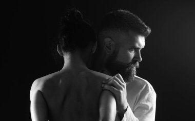 İçeride kameraya poz veren güzel, genç bir çift. Hoş bir bayan ve yakışıklı bir adam.