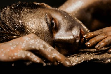 Saf altın. Altın kadın rahatlatıcı. Vogue ve glamour kavramı. Altın ten. Seksi kız yüz makyaj vücut sanatı metallized renk - Altın kavramı. Altın ten. Altın maske. Lüks güzellik prosedürü.