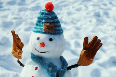 Açık havada karda el yapımı kardan adam. Beyaz kar arka plan üzerinde Noel kardan adam. Mutlu Noeller ve kopya alanı ile mutlu yeni yıl tebrik kartı