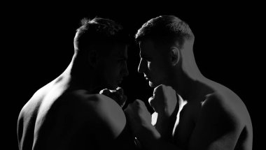 Çatışma Kızgın Adamlar. Güçlü ve Güçlü İnsan Eli. Kavga, çatışma ve zorbalık. Saldırganlık ve Taciz Konsepti. Gücüyle Yüzün Silueti. Rekabet, Çığlık ve Güçler