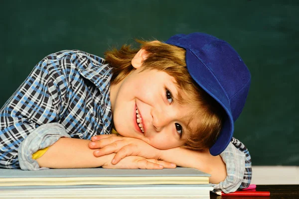 Lindo Niño Preescolar Aula Niño Escuela Feliz Humor Sonriendo Ampliamente —  Fotos de Stock
