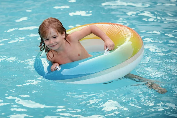 夏天的孩子周末 男孩在游泳池 水上公园充气橡胶圈上有趣的男孩 — 图库照片