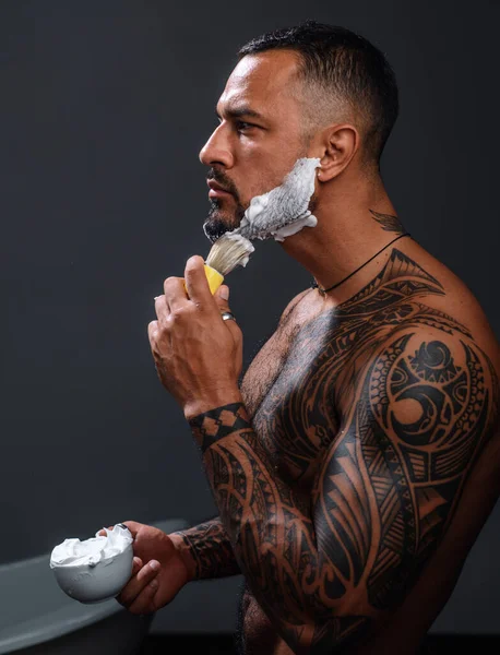 Man Shaving Feeling Fresh Shaving Brutal Sportsman Washing Bath Steroids — Stock Photo, Image