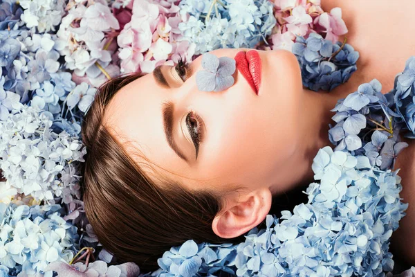 Schönheit Der Natur Frau Auf Blumen Liegend Blühen Make Kosmetik — Stockfoto