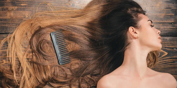 Divatos Haircut Kozmetikai Haj Szalon Gyönyörű Hosszú Hajú Fából Készült — Stock Fotó