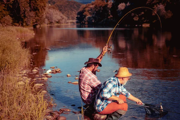 Портрет Веселых Двух Мужчин Рыбачащих Рыбалка Муху Идеальные Выходные Ушла — стоковое фото