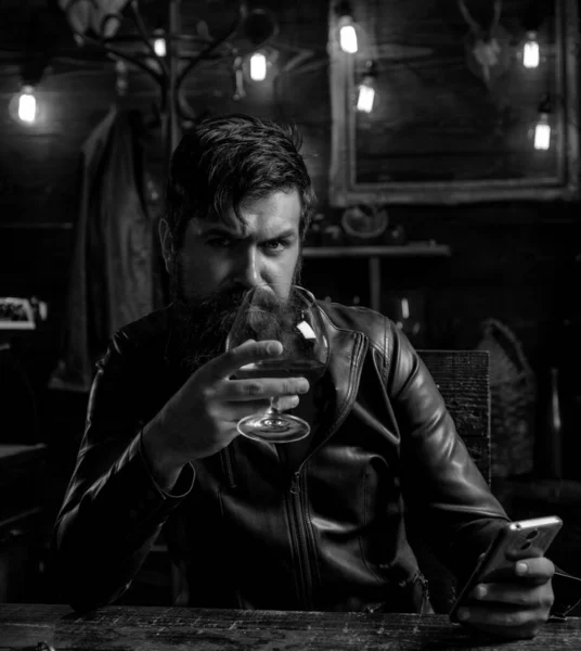 Élégant Homme Barbu Élégant Tient Verre Whisky Dépendance Aux Médias — Photo