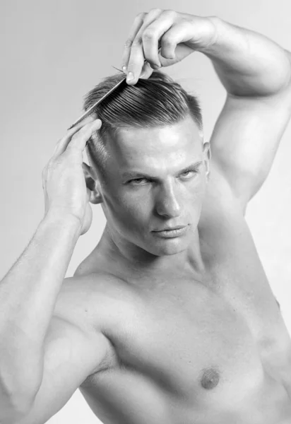 男の髪型美容師 櫛を持った男 美しさ 身づくろいと人々の概念 櫛でハンサムな男性ブラッシング髪 — ストック写真