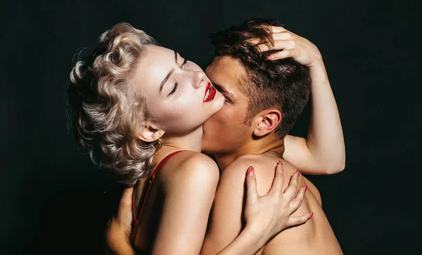 Birbirine Aşık Bir Çift Genç Bir Çiftin Romantik Akşamı Aşık — Stok fotoğraf