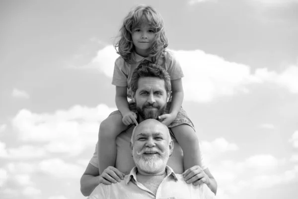 空に男世代の祖父の父と孫の屋外の肖像画 父の日の概念 異なる年齢の男性 面白い男の顔 — ストック写真