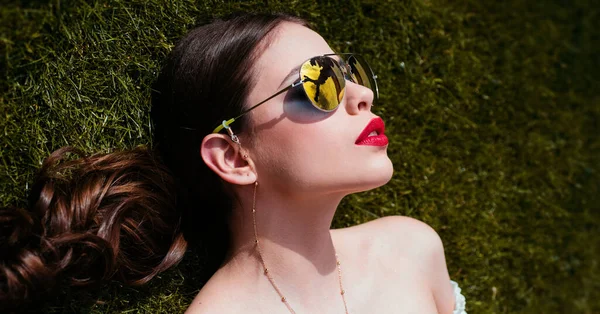 Spring Woman Face Banner Portrait Young Woman Relaxing Grass Woman — 图库照片