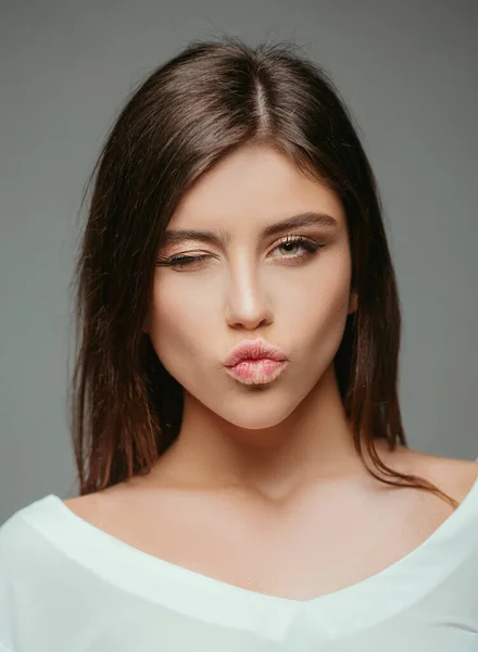 Emoções Das Pessoas Feliz Adolescente Mulher Piscando Beijo Bonito Menina — Fotografia de Stock