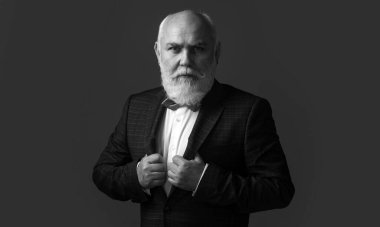 Orta yaşlı bir adam. Takım Elbiseli Ciddi Kıdemli Adam. Büyükbaba.