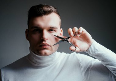 Maço kendine güvenen berber saç kesti. Berber dükkanı hizmet konsepti. Profesyonel berber ekipmanları. Saç kes. Adam sıkı yüz makas tutun. Berber parlak saç modeli çelik makas tutun. Stilinizi oluşturun.