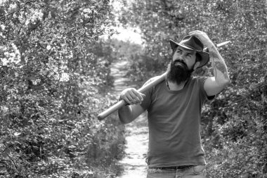 Çiftçi bakım bitkileri. Bahar ve hobiler. Tarlada çalışan çiftçi. Çiftçilik