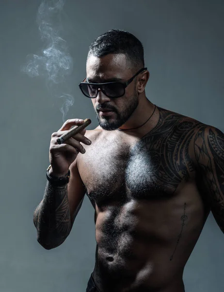 Dyr Tobak Cigarr Rökning Njuta Livet Ögonblick Bearded Muskulös Macho — Stockfoto