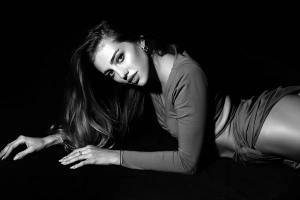 Сексуальна Дівчина Чуттєвій Позі Чорній Студії Портрет Красивої Жінки Моделі — стокове фото