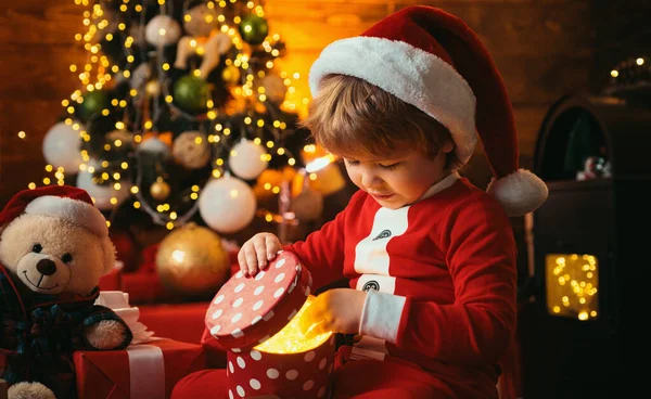 Weihnachtskind Glücklicher Kleiner Lächelnder Junge Mit Weihnachtsgeschenkschachtel Konzept Der Ferien — Stockfoto