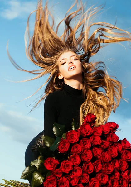Gyönyörű Lány Égi Háttérben Lány Rózsák Kedvenc Virágaim Ajándék Szeretettel — Stock Fotó