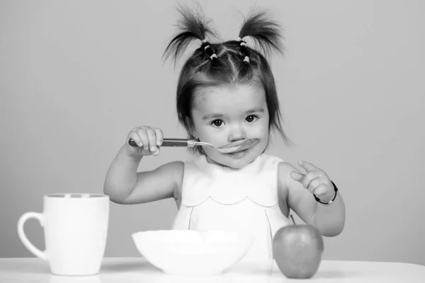 Baby Eet Kindervoedsel Kind Eet Gezond Voedsel Met Een Lepel — Stockfoto