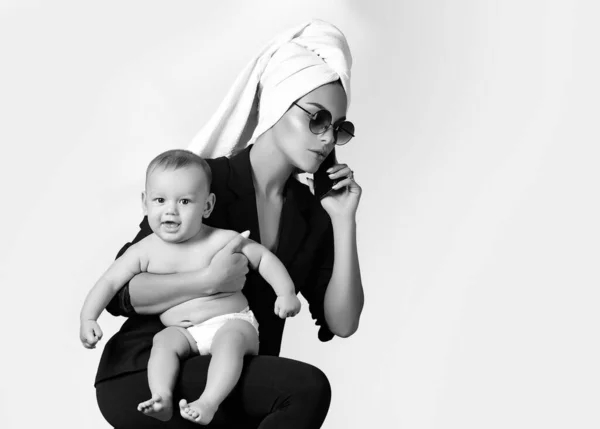 Liebevolle Mutter Mit Ihrem Baby Junge Geschäftsfrau Telefoniert Und Trägt — Stockfoto