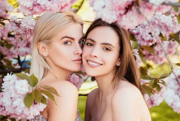 Flickor Körsbär Sakura Blommar Blommor Utomhus Närbild Porträtt Unga Vackra — Stockfoto