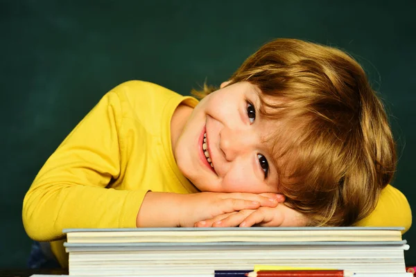 Wielkie Osiągnięcie Nauce Zabawny Chłopczyk Wskazujący Tablicę Szczęśliwych Dzieciaków Dzieciaki — Zdjęcie stockowe
