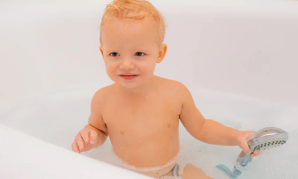 泡泡浴 小婴儿洗泡泡 小孩子洗澡泡沫 洗自己的头和微笑 — 图库照片