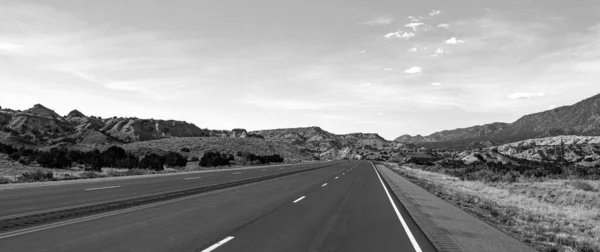 公路上的旅行度假 全景天际线 道路空旷 — 图库照片