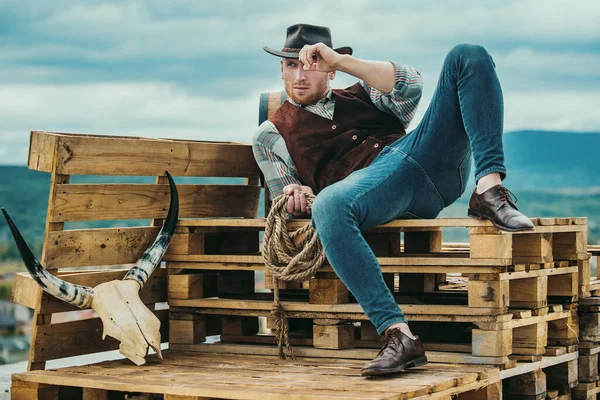 Vida Ocidental Tipo Sem Barba Chapéu Cowboy Camisa Xadrez Olhar — Fotografia de Stock