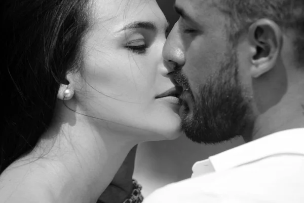 亲吻对方 享受柔情和亲密 感觉欲望 激情的性感情人享受亲密的性爱 — 图库照片