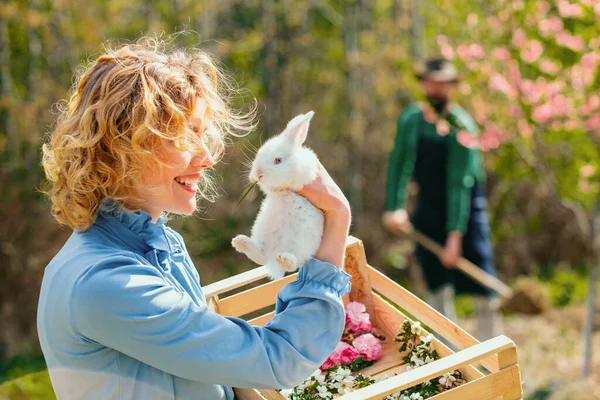 Прекрасна Жінка Тримає Білого Кролика Весна Жінка Кролик Щасливого Великодня — стокове фото