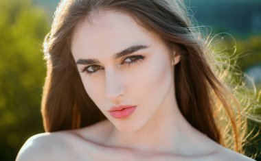 İlkbahar doğal güzellik. Çıplak omuzlu kadın. Yazın açık hava kızı. Yakın çekim genç yüzü.