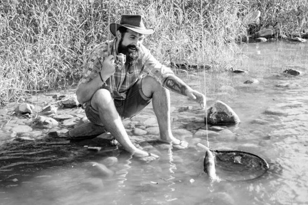 Homme Relaxant Pêchant Bord Lac Hobby Pêcheur Avec Canne Poisson — Photo